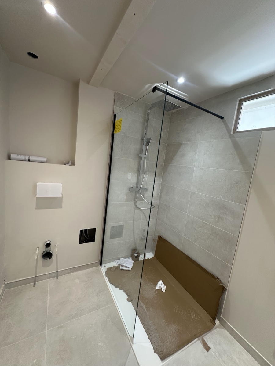 Salle d'eau moderne rénovée par Peinturéno Provence
