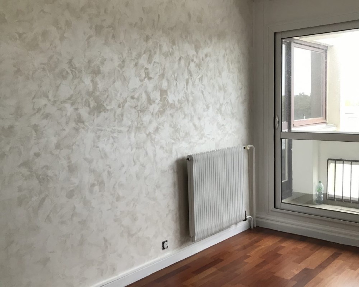 Chambre avec mur en enduit décoratif nacré