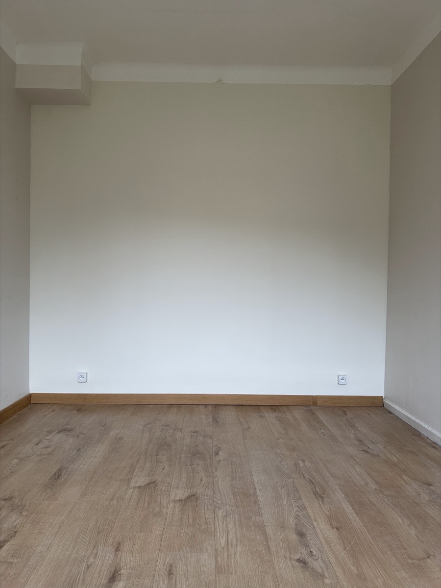 Pièce repeinte, murs et plafond en finition mate